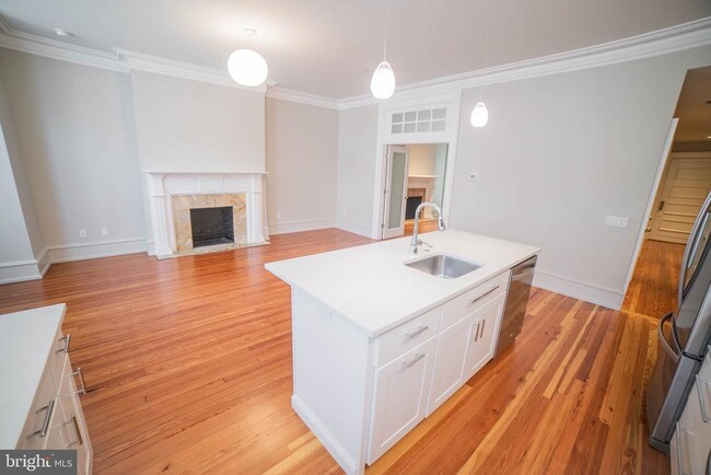 2126 Locust St in Philadelphia, PA - Building Photo - Building Photo