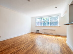 11 Bedford Ave in Norwalk, CT - Foto de edificio - Building Photo