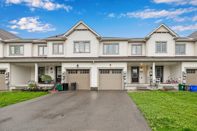 8254 Tulip Tree Dr in Niagara Falls, ON - Building Photo - Building Photo