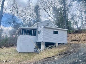 112 Maurauder Ln in Dingmans Ferry, PA - Building Photo
