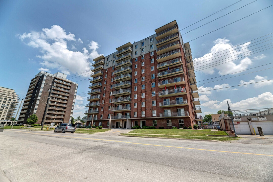 Derby Lane Apartments in Sarnia, ON - Building Photo