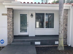 6320 SW 24th St in Miami, FL - Building Photo - Building Photo