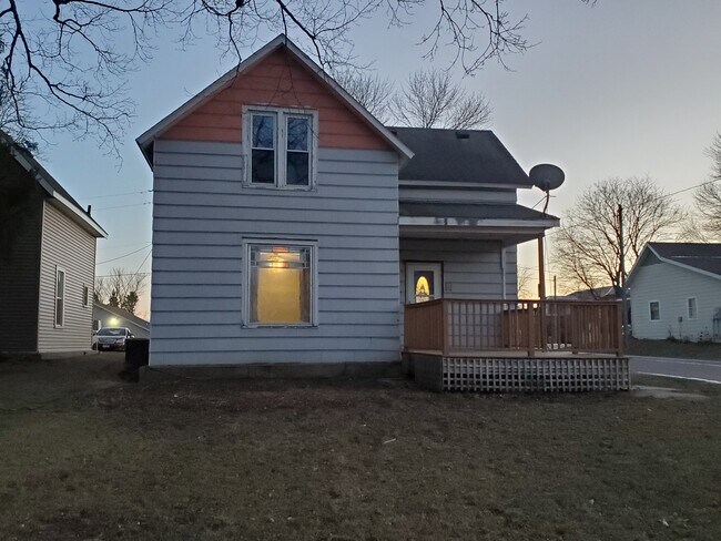 104 NW 2nd St in Elysian, MN - Foto de edificio - Building Photo