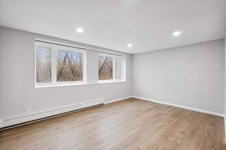 1033 Bluff Ave E in Shakopee, MN - Building Photo - Building Photo