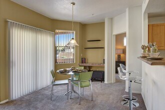 Arezzo in Phoenix, AZ - Foto de edificio - Building Photo