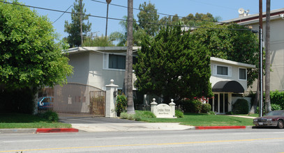 5239-5305 Lindley Ave in Tarzana, CA - Building Photo - Building Photo