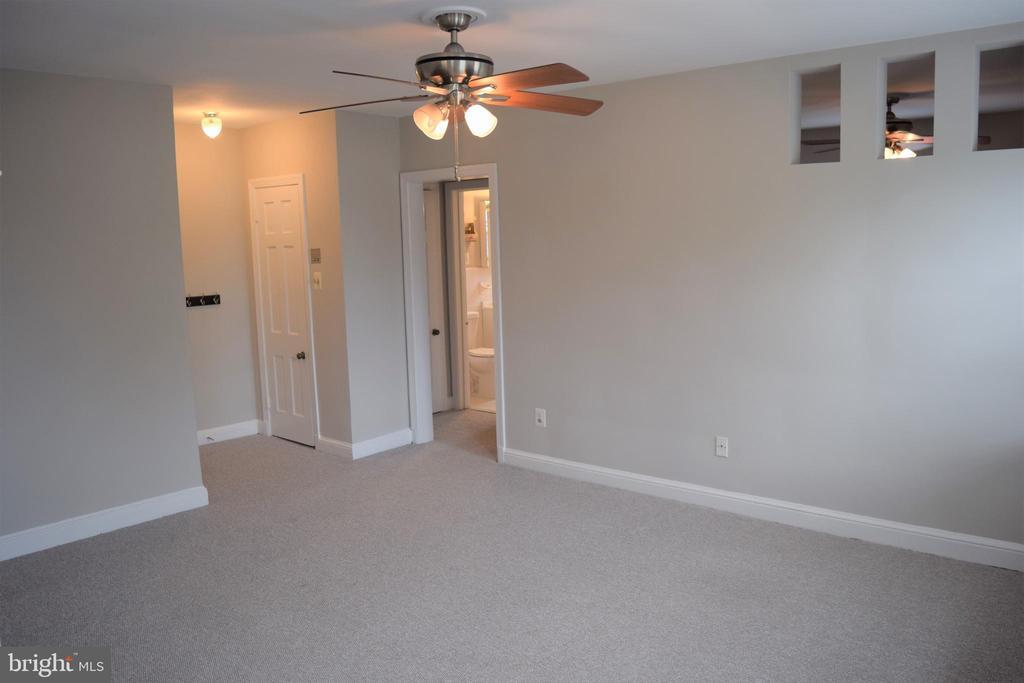 1806 W Abingdon Dr-Unit -302 in Alexandria, VA - Building Photo