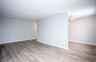 Kingsberry Towers in London, ON - Building Photo - Building Photo