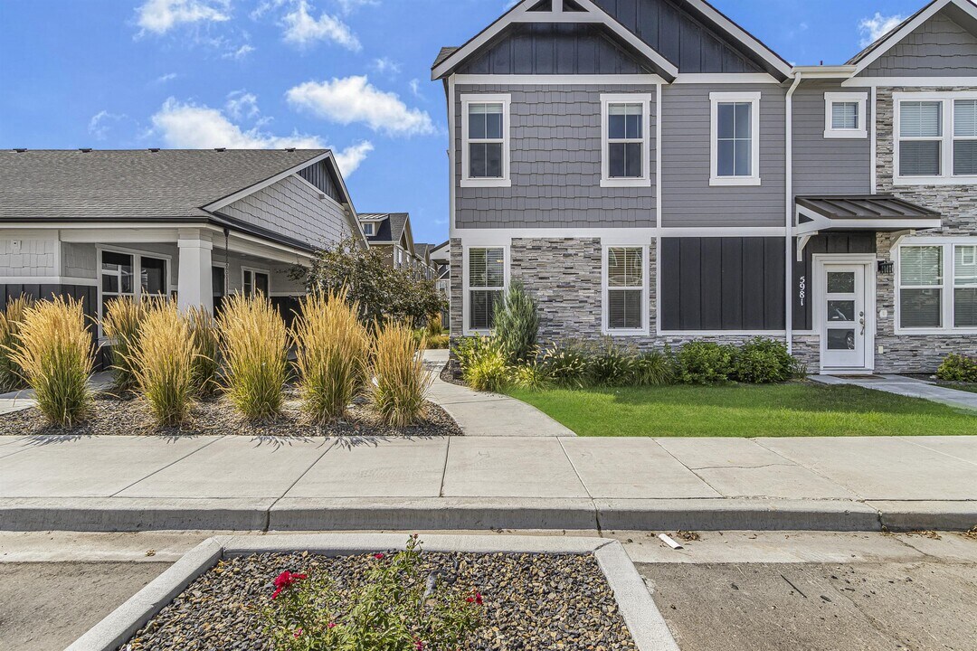 5987 S Jessenia Ln in Boise, ID - Building Photo