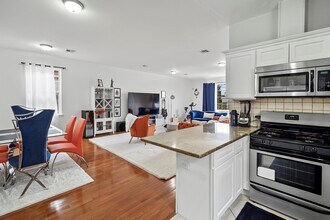 13 Oak St, Unit 2 in Bayonne, NJ - Building Photo - Building Photo