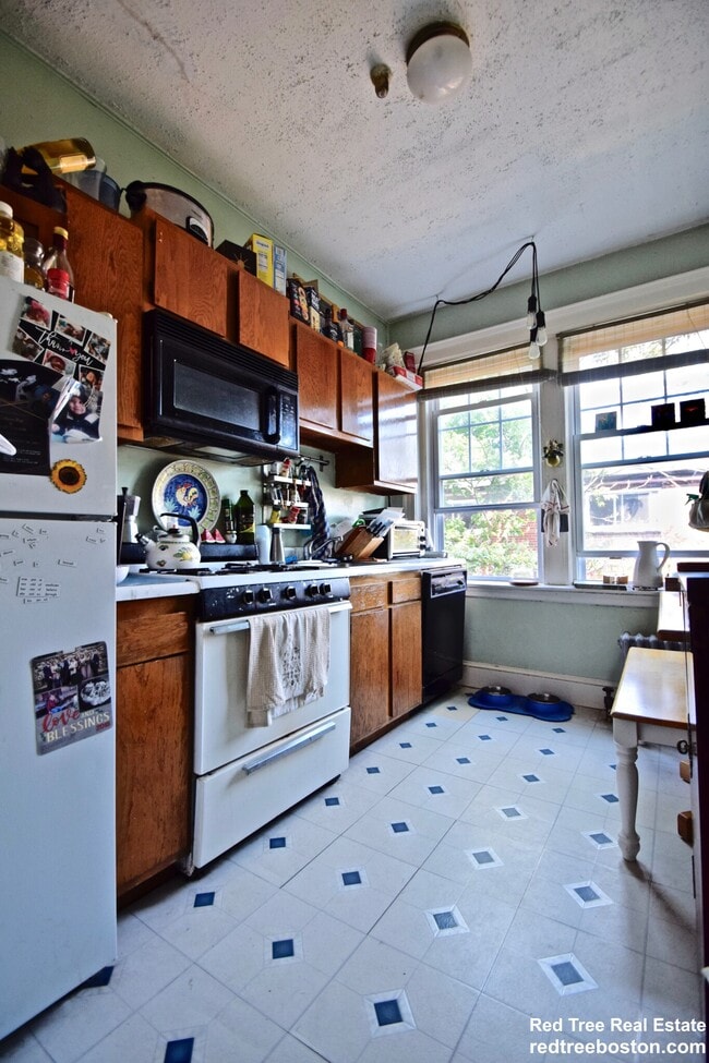 1691 Commonwealth Avenue, Unit 22 in Boston, MA - Building Photo - Building Photo