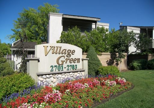 Village Green Apartments in Sacramento, CA - Foto de edificio