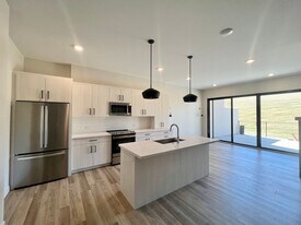 3010 Fieldhouse Cir in Manhattan, KS - Building Photo