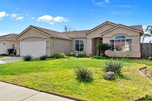 1085 W Sandstone Dr in Hanford, CA - Building Photo