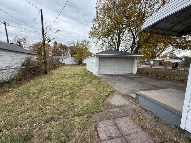 13155 Sidonie Ave in Warren, MI - Building Photo - Building Photo