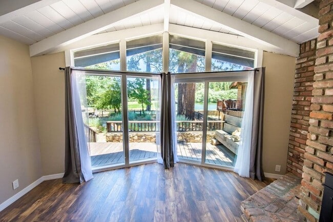 1097 Club View Dr, Unit C in Big Bear Lake, CA - Foto de edificio - Building Photo