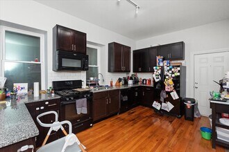 2341 W Montana St in Chicago, IL - Building Photo - Building Photo