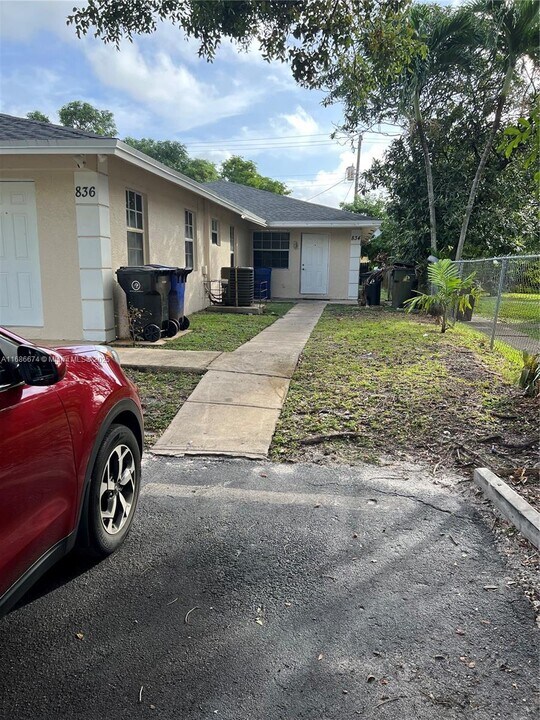 834 NW 3rd Ave-Unit -2 in Fort Lauderdale, FL - Foto de edificio