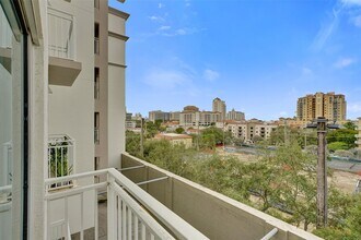 50 Menores Ave, Unit 508 in Coral Gables, FL - Foto de edificio - Building Photo