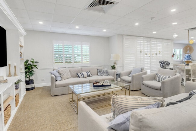 220 Seaview Ct in Marco Island, FL - Building Photo - Building Photo