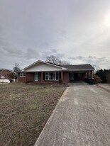 638 Oakland Dr in Chatham, VA - Building Photo