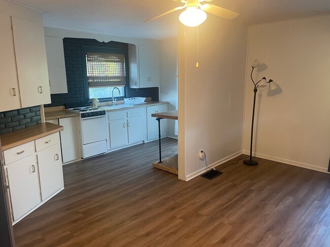 4470 Main St, Unit apartment 3 in Gasport, NY - Foto de edificio - Building Photo