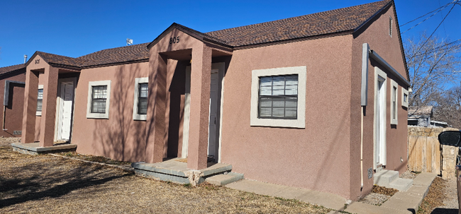 property at 805 W 4th St