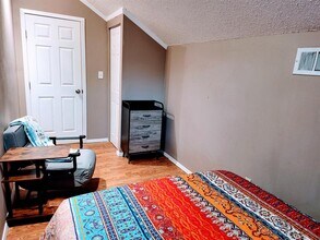 10045 Woodland Village Dr in Austin, TX - Foto de edificio - Building Photo