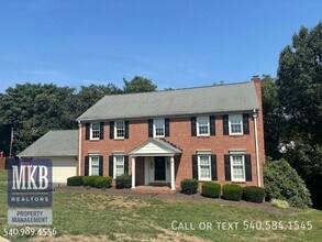 5175 Lakeland Dr in Cave Spring, VA - Foto de edificio - Building Photo