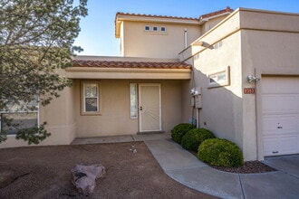 2353 Saturn Cir in Las Cruces, NM - Foto de edificio - Building Photo