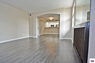 750 N Kings Rd, Unit 308 in West Hollywood, CA - Building Photo - Building Photo