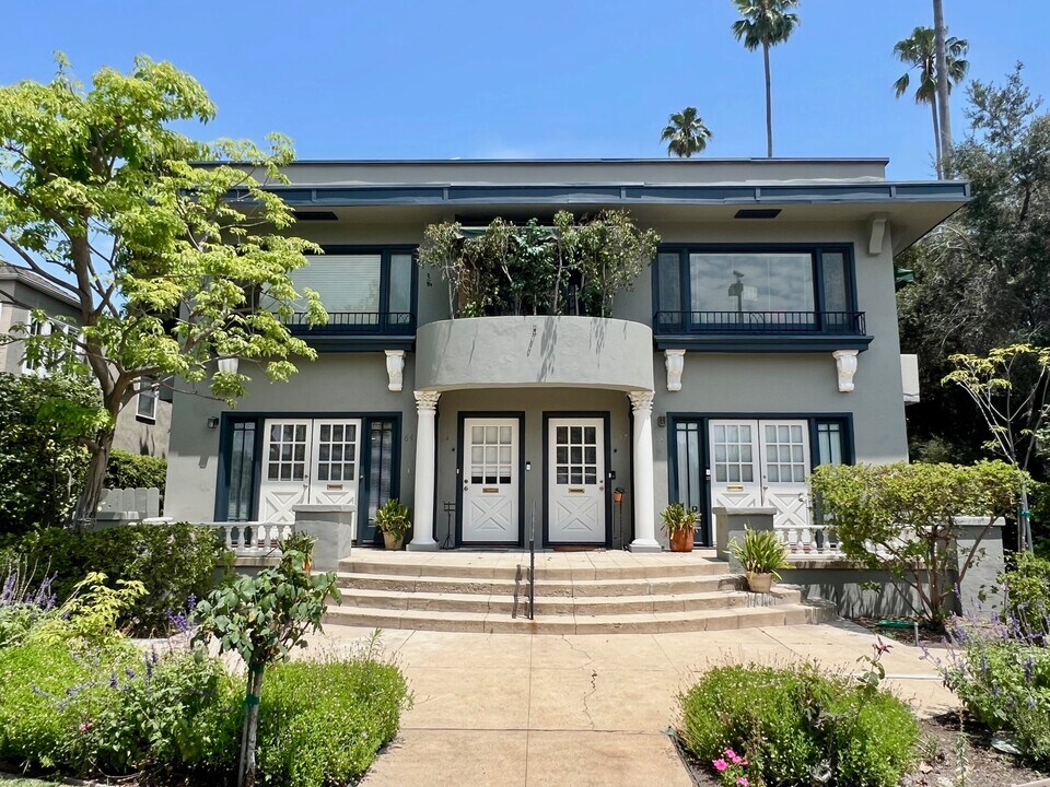 643 E California Blvd in Pasadena, CA - Foto de edificio