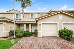 5902 Royal Way in Tamarac, FL - Building Photo