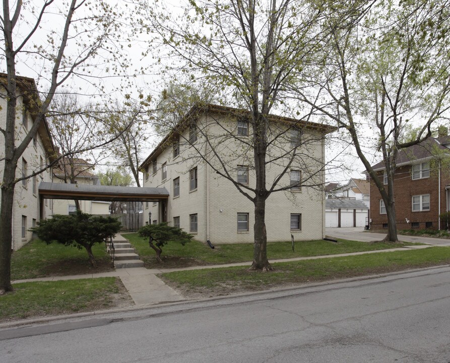 Dundee Arms Apartments in Omaha, NE - Building Photo