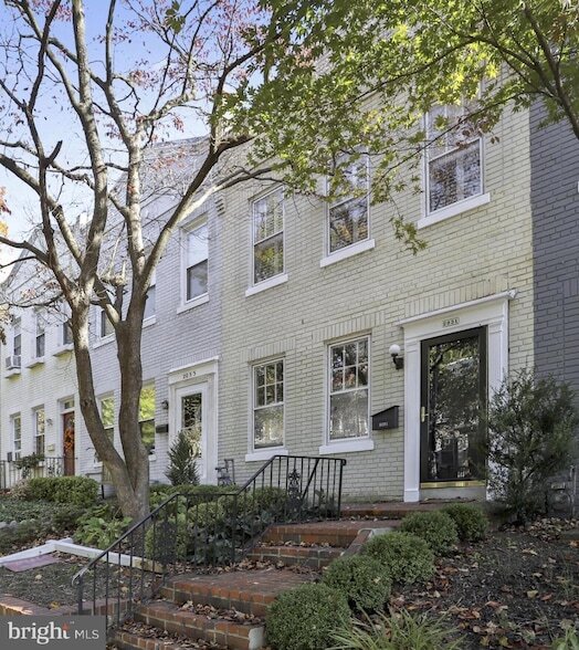 2031 37th St NW in Washington, DC - Foto de edificio