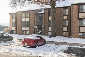 Hawthorne Village Condominiums in Fairfax, VA - Foto de edificio - Building Photo