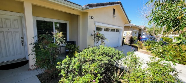 11321 Hunnewell Ave in Los Angeles, CA - Foto de edificio - Building Photo