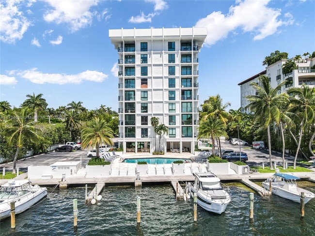 1600 S Bayshore Ln, Unit 9C in Miami, FL - Building Photo - Building Photo