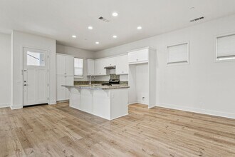210 W Tribella Ct in Santa Ana, CA - Building Photo - Building Photo