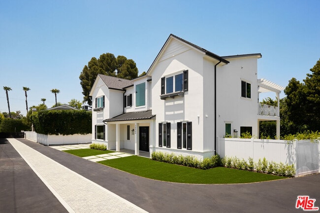 15566 Chasmila Dr in Los Angeles, CA - Building Photo - Building Photo