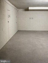 8402 Jinetes Ct in Alexandria, VA - Building Photo