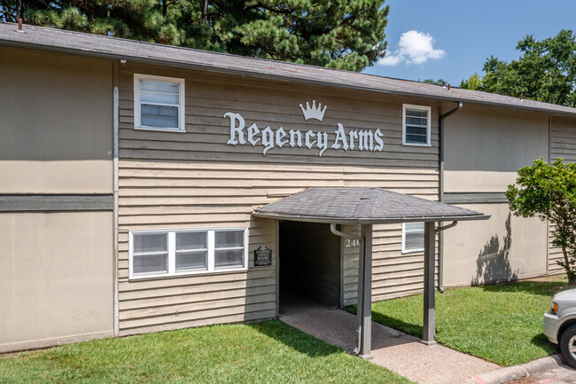 Regency Arms Apartment Homes in Pine Bluff, AR - Building Photo - Building Photo