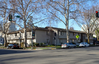 Waverly Court in Sacramento, CA - Building Photo - Building Photo