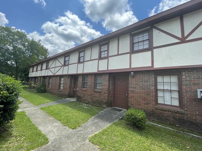 English North Apartments in Warner Robins, GA - Building Photo - Building Photo