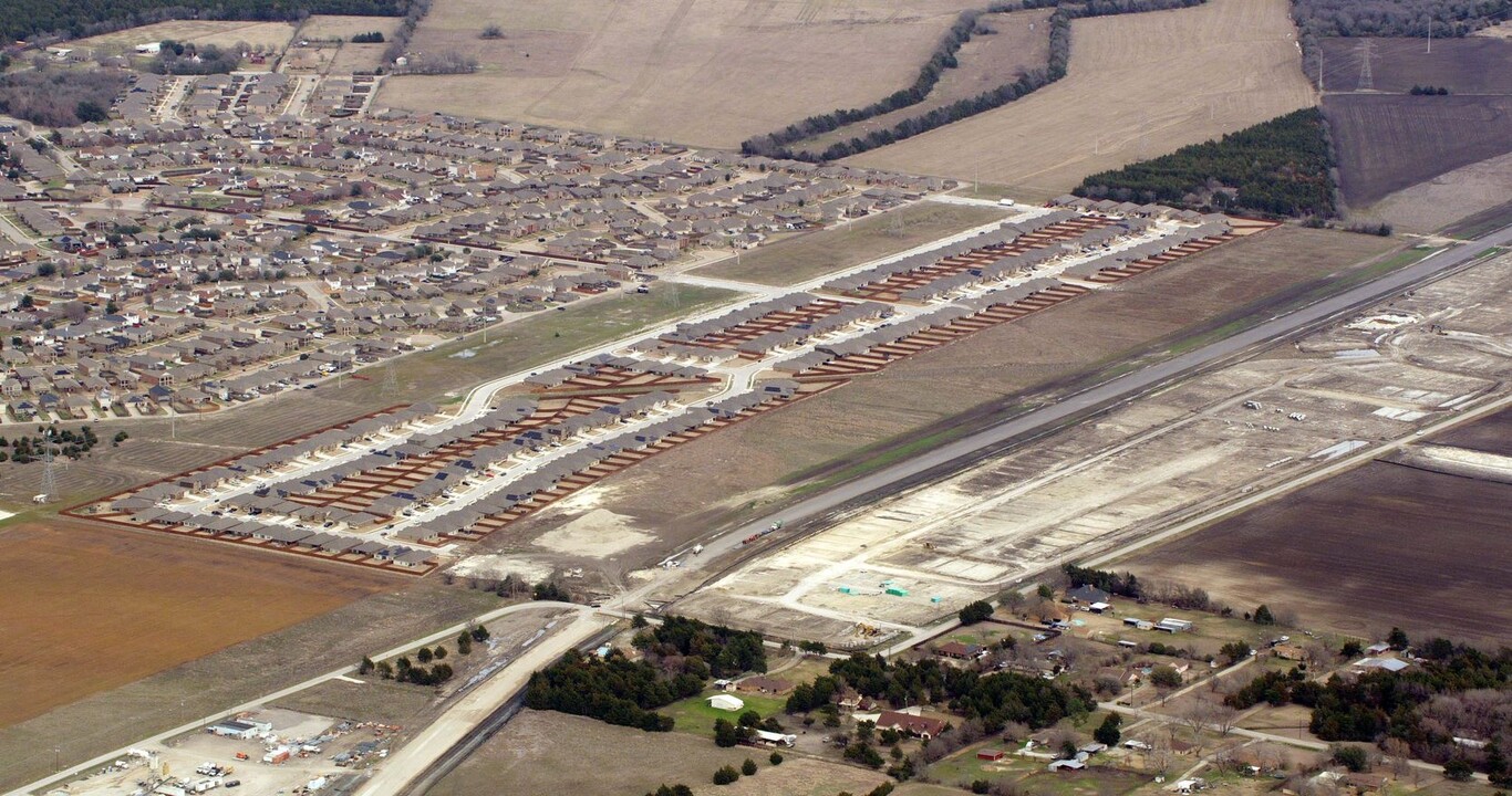 1873 Duskwood Dr in Lancaster, TX - Building Photo