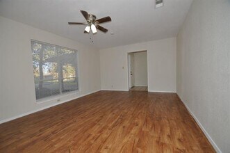 2610 W Highland Dr in Granbury, TX - Building Photo - Building Photo