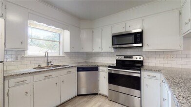 3923 Olive St, Unit B in Bryan, TX - Building Photo - Building Photo