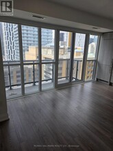 77-1577 Mutual St in Toronto, ON - Building Photo - Building Photo