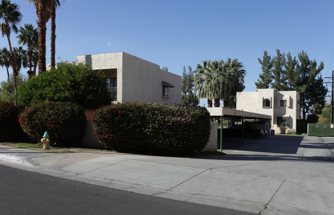 74630 Shadow Hills Rd in Palm Desert, CA - Foto de edificio