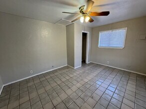 811 S General McMullen Dr in San Antonio, TX - Building Photo - Building Photo